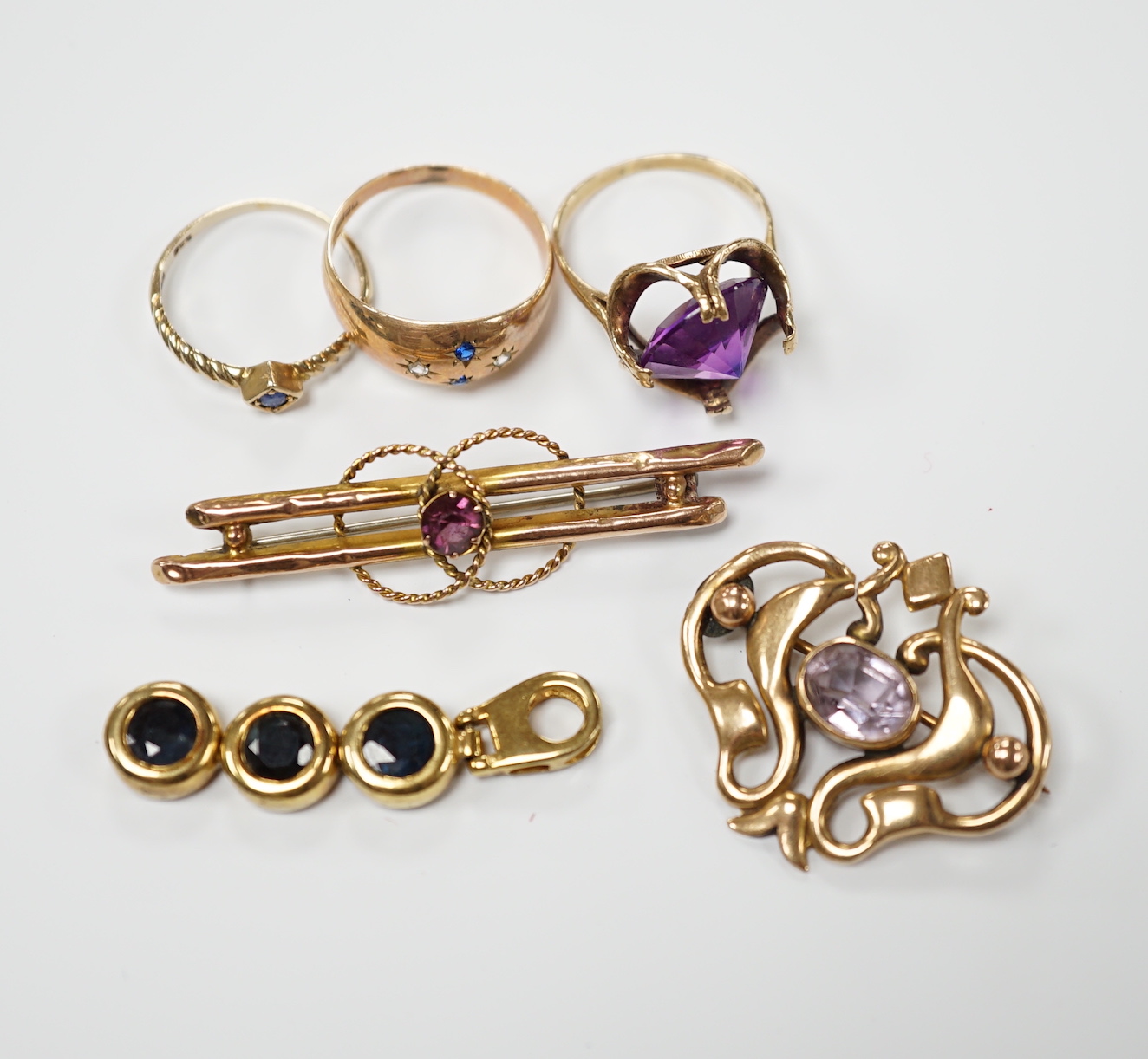 Six items of assorted jewellery including three 9ct and gem set rings, an Edwardian 9ct and amethyst set brooch, a 9ct and gem set bar brooch and a 9ct and gem set drop pendant, gross weight 15.5 grams.